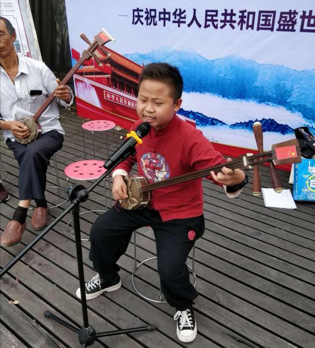 手拿蛇皮三弦，十二歲少年續寫“非遺”新篇