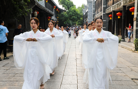 臺兒莊古城為游客奉獻中秋游大餐