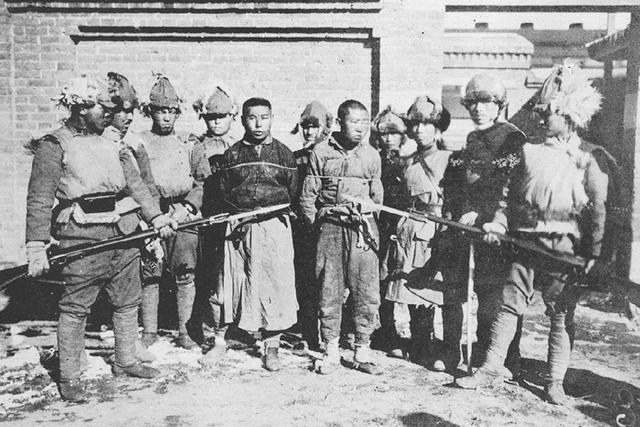 崗村寧次利用偽軍讓中國(guó)人內(nèi)耗，彭老總一招解決這難題，太絕了