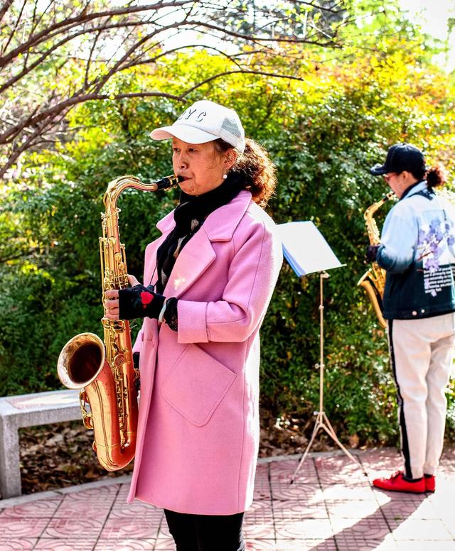 小樹林里的管樂隊——寶雞市渭河公園薩克斯群活動側記