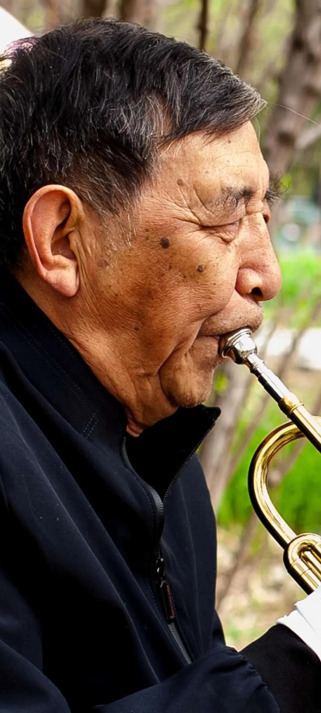 小樹林里的管樂隊——寶雞市渭河公園薩克斯群活動側記