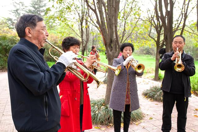 小樹林里的管樂隊——寶雞市渭河公園薩克斯群活動側記