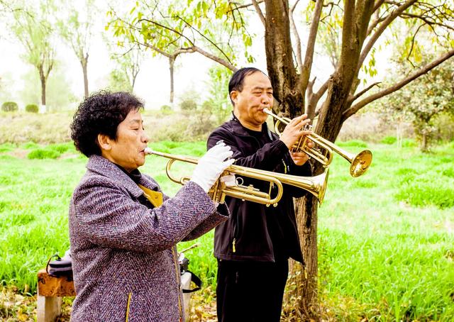 小樹林里的管樂隊——寶雞市渭河公園薩克斯群活動側記