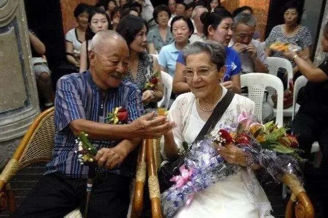 25歲中國小伙愛上法國女老師，苦等55年，法國女孩放聲大哭