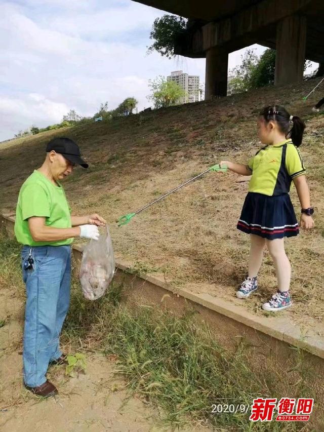 11歲女孩演奏薩克斯“我是一個兵”送給抗戰百歲老兵