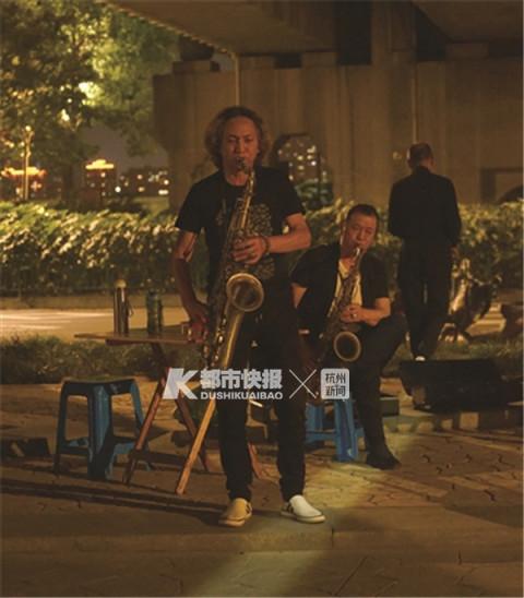 杭州一群男人在錢塘江邊開音樂會，每天2小時，好聽又免費！有人從西湖大道追到復興大橋