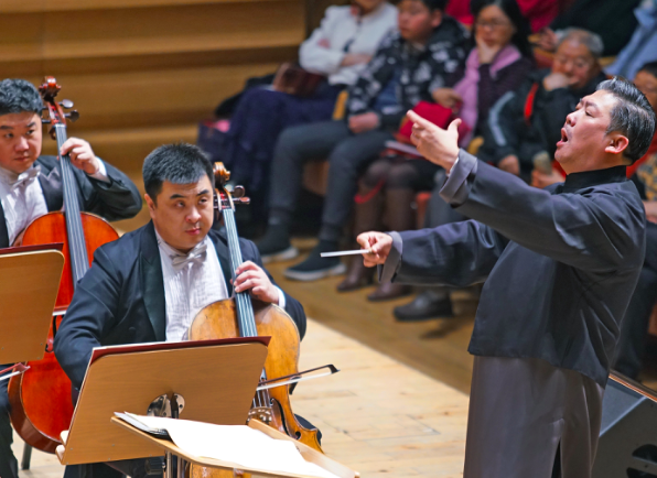 余隆穿著長袍馬褂執棒指揮上交新春交響 演繹純正中國年味