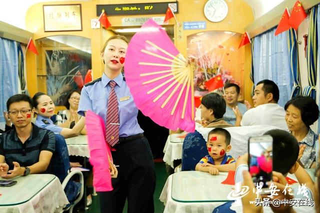 紅旗列車為祖國送上祝福「組圖」