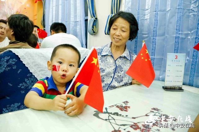 紅旗列車為祖國送上祝福「組圖」