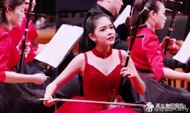 15歲的二胡美少女，顏值不輸歐陽(yáng)娜娜，她才是娛樂圈真藝術(shù)大咖