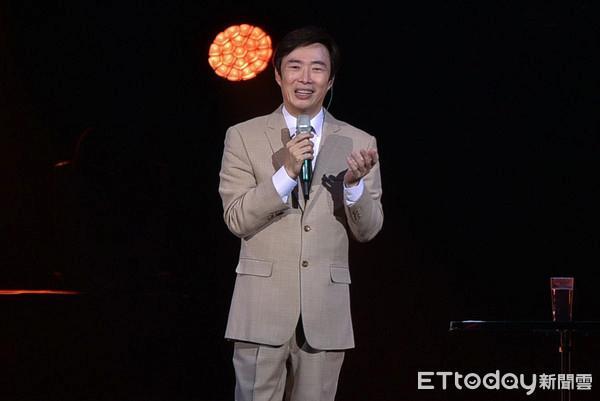 64歲費玉清正式退出歌壇：各位朋友，珍重再見