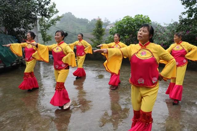 大山深處慶重陽，歡歌勁舞頌祖國