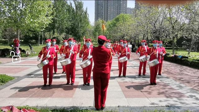 公園的大媽大叔，他們的演技專業，都夠演員級別