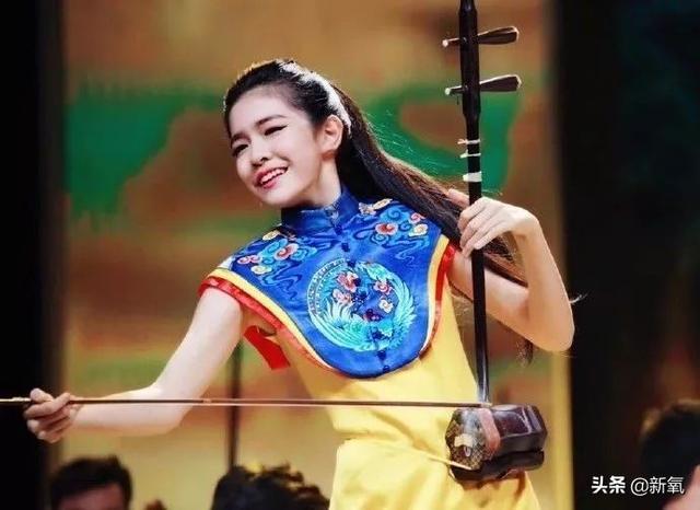 15歲的二胡美少女，顏值不輸歐陽(yáng)娜娜，她才是娛樂圈真藝術(shù)大咖