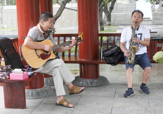 西安街頭老哥倆組迷你樂隊 同時演奏口琴吉他和薩克斯