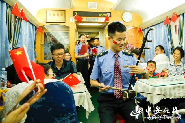 紅旗列車為祖國送上祝福「組圖」