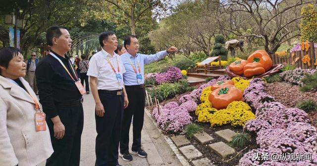 內鄉縣菊協會長李剛在十四屆中國菊花展覽會上做菊產業典型發言