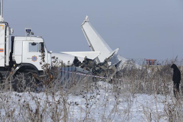 “我們第一個逃出機艙”——中國女乘客講述哈薩克斯坦客機失事生死瞬間