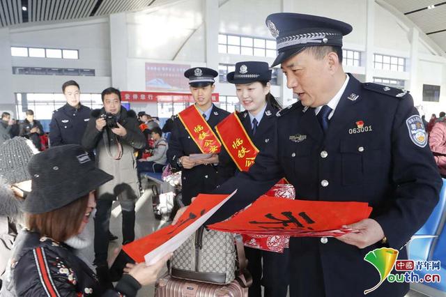 溫暖春運！山西臨汾鐵路公安民警為旅客送祝福