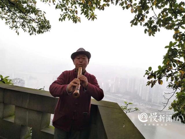 樂器老頑童，騎摩走天涯，“一個人就是一支樂隊”