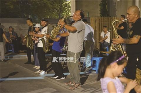 杭州一群男人在錢塘江邊開音樂會，每天2小時，好聽又免費！有人從西湖大道追到復(fù)興大橋