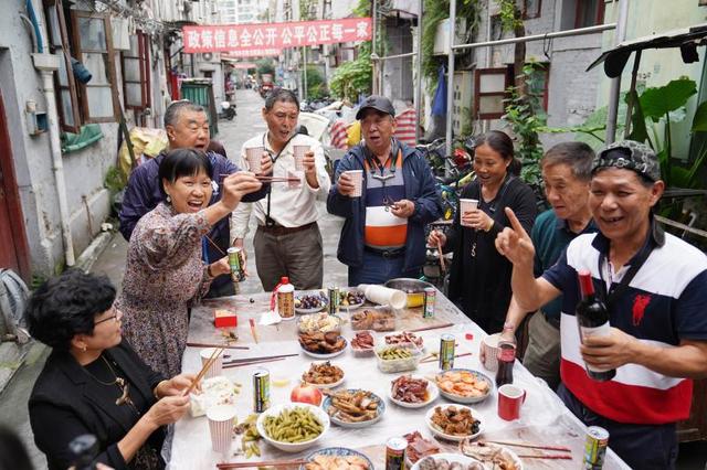 舊改弄堂里有一支老年薩克斯隊(duì)，他們每天都在“和時(shí)間賽跑”