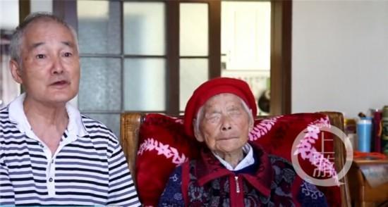 11年風雨無阻！75歲老人每日抱百歲紅軍老母親散步