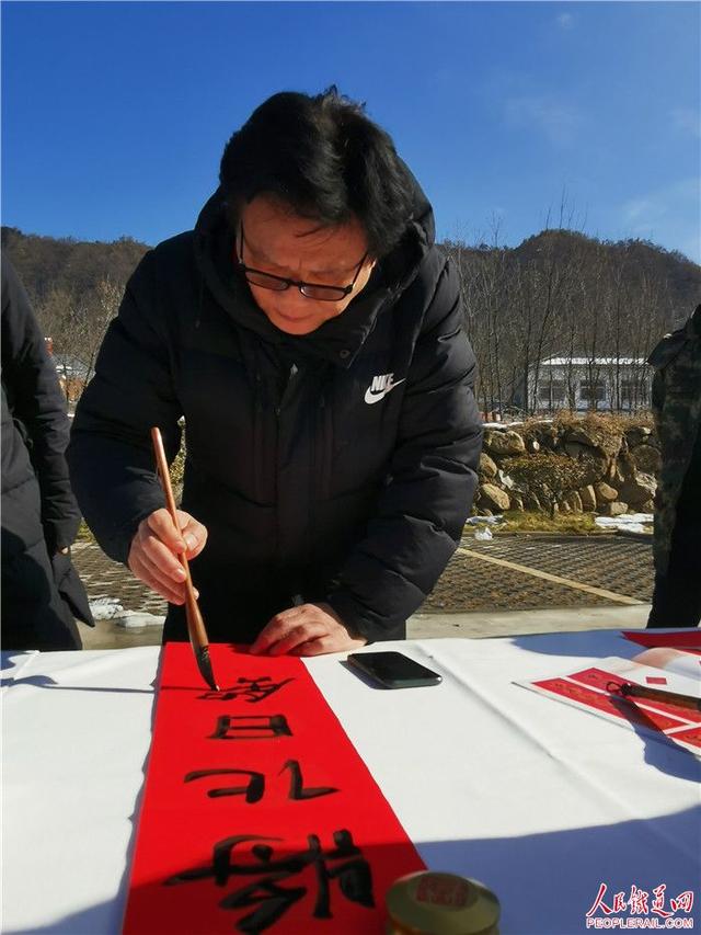 圖說：中國文聯、中國鐵路文聯文藝志愿服務小分隊走進河南欒川（之一）