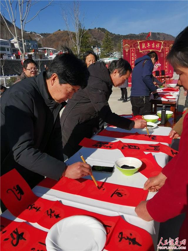 圖說：中國文聯、中國鐵路文聯文藝志愿服務小分隊走進河南欒川（之一）