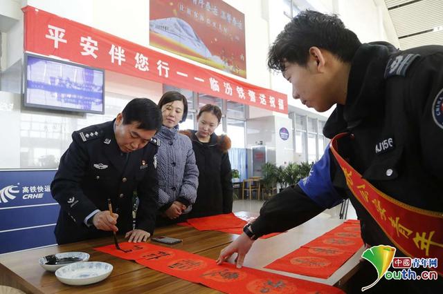 溫暖春運！山西臨汾鐵路公安民警為旅客送祝福