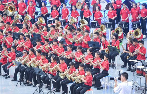 東西湖區(qū)有群管樂“百靈”，小學生為吹大號每天30個俯臥撐