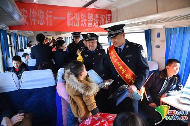 溫暖春運！山西臨汾鐵路公安民警為旅客送祝福