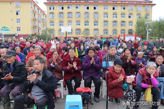 “花兒為什么這樣紅”——城固縣民樂團走進文川鎮惠民演出紀實