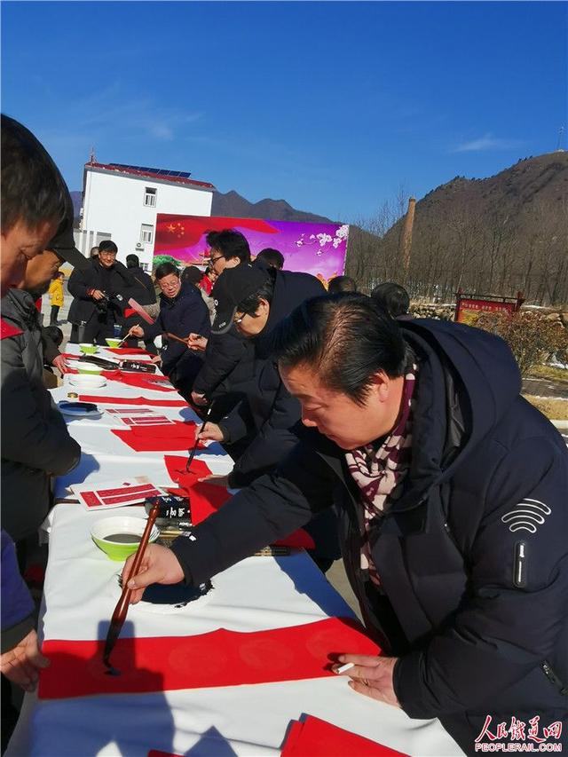 圖說：中國文聯、中國鐵路文聯文藝志愿服務小分隊走進河南欒川（之一）