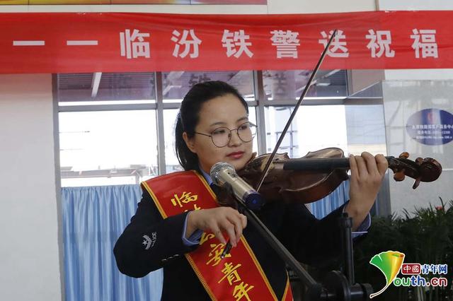 溫暖春運！山西臨汾鐵路公安民警為旅客送祝福