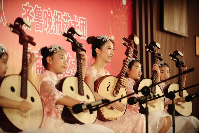 齊魯晚報藝術團進軍營慶祝建軍節軍民一家譜時代新篇