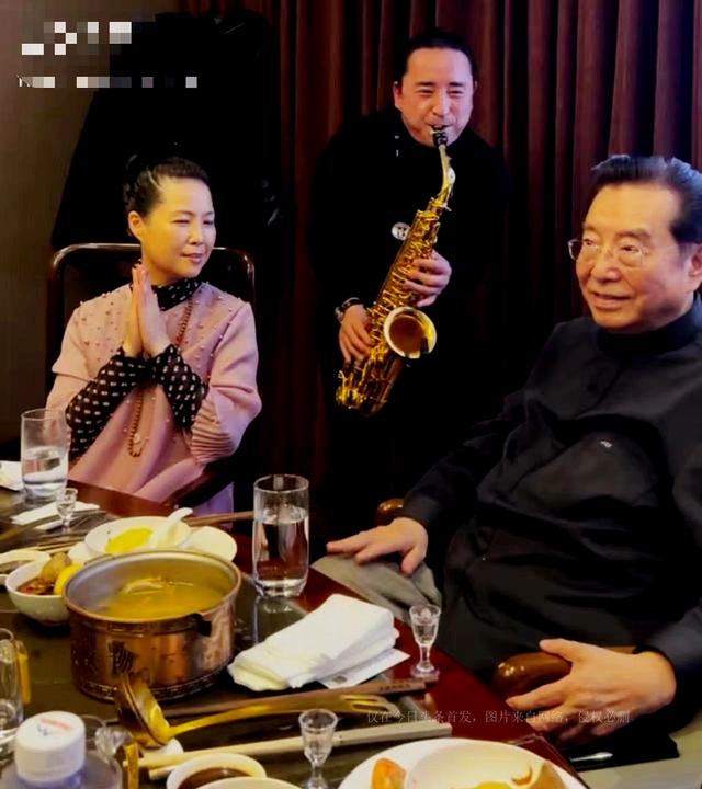 李雙江夫婦滿面紅光吃大餐，精神狀態好得不得了