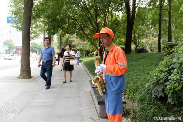 成都61歲環(huán)衛(wèi)工上老年大學(xué)吹薩克斯：搞藝術(shù)心情愉悅