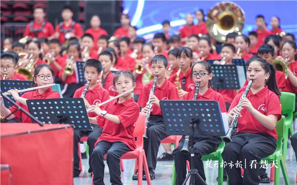 東西湖區(qū)有群管樂“百靈”，小學(xué)生為吹大號(hào)每天30個(gè)俯臥撐