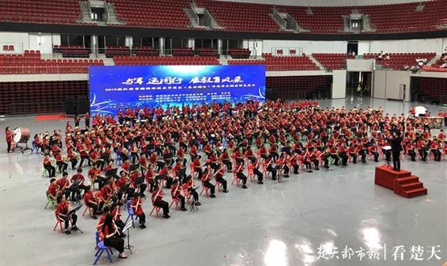 小學鼓號隊薩克斯(東西湖區有群管樂“百靈”，小學生為吹大號每天30個俯臥撐)