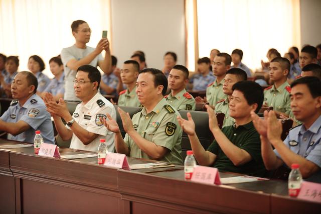 齊魯晚報藝術團進軍營慶祝建軍節軍民一家譜時代新篇