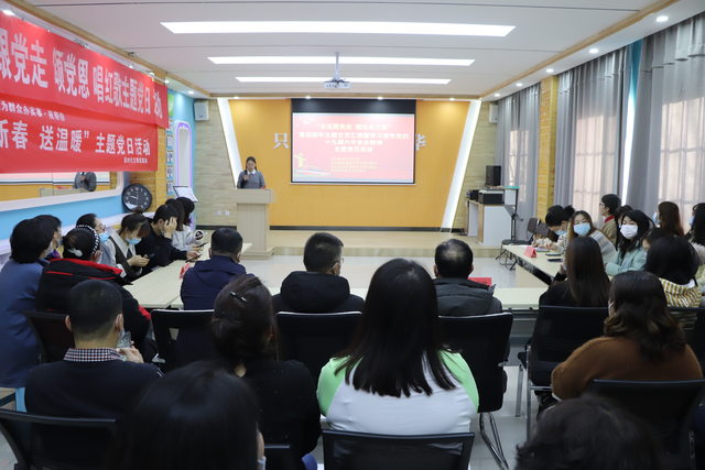 二胡演奏領航新代(梁山街社區開展“永遠跟黨走 理論進萬家”喜迎新年文藝匯演暨學習宣傳黨的十九屆六中全會精神主題黨日活動)