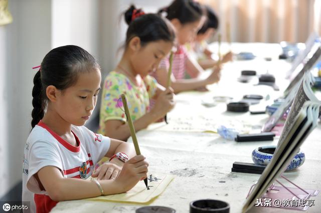 可以培養男孩鋼琴和籃球么(父母如何培養孩子的特長？盲目報培訓班和興趣班，不是明智選擇)