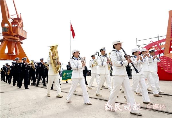 黃浦江畔吹響中華號角！剛剛，12支中外管樂隊在楊浦濱江開啟巡游