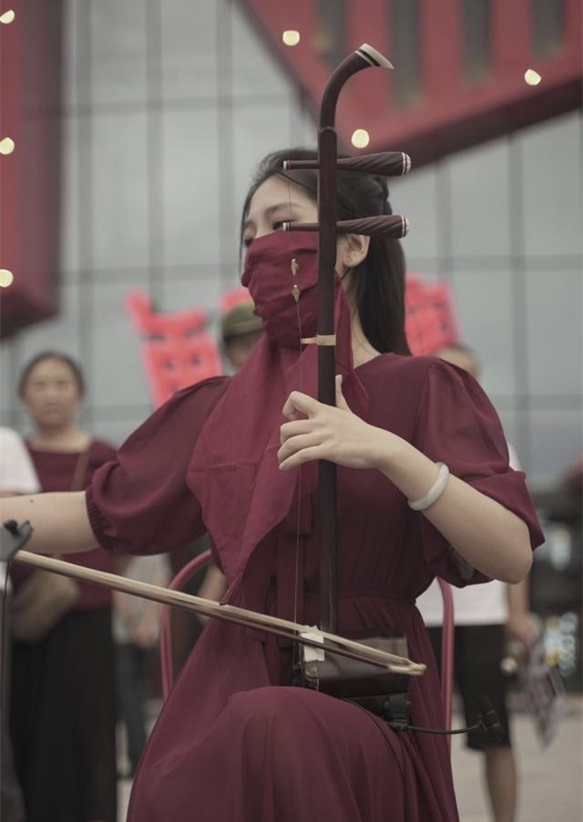 女漢子都有點二胡(面紗半掩真神秘憑二胡火爆海外的她，難道是下一個“李子柒”？)