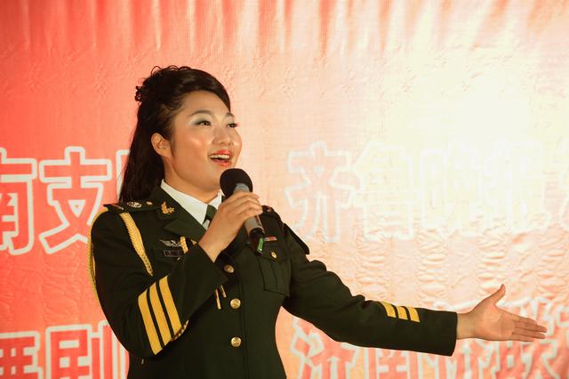 齊魯晚報藝術團進軍營慶祝建軍節軍民一家譜時代新篇