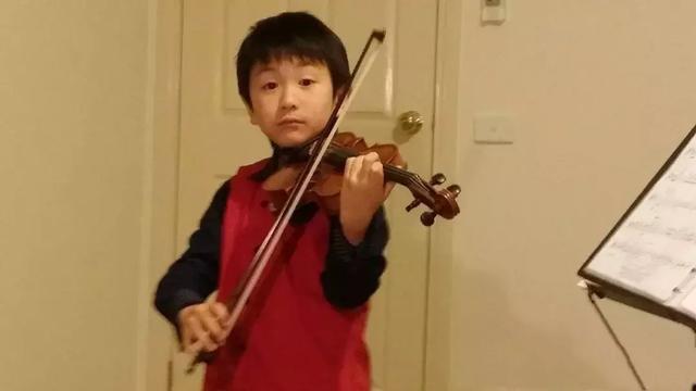 演出中流鼻血！這位11歲華裔小提琴神童展現“教科書式”的做法