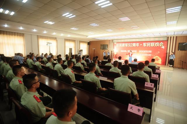 齊魯晚報藝術團進軍營慶祝建軍節軍民一家譜時代新篇